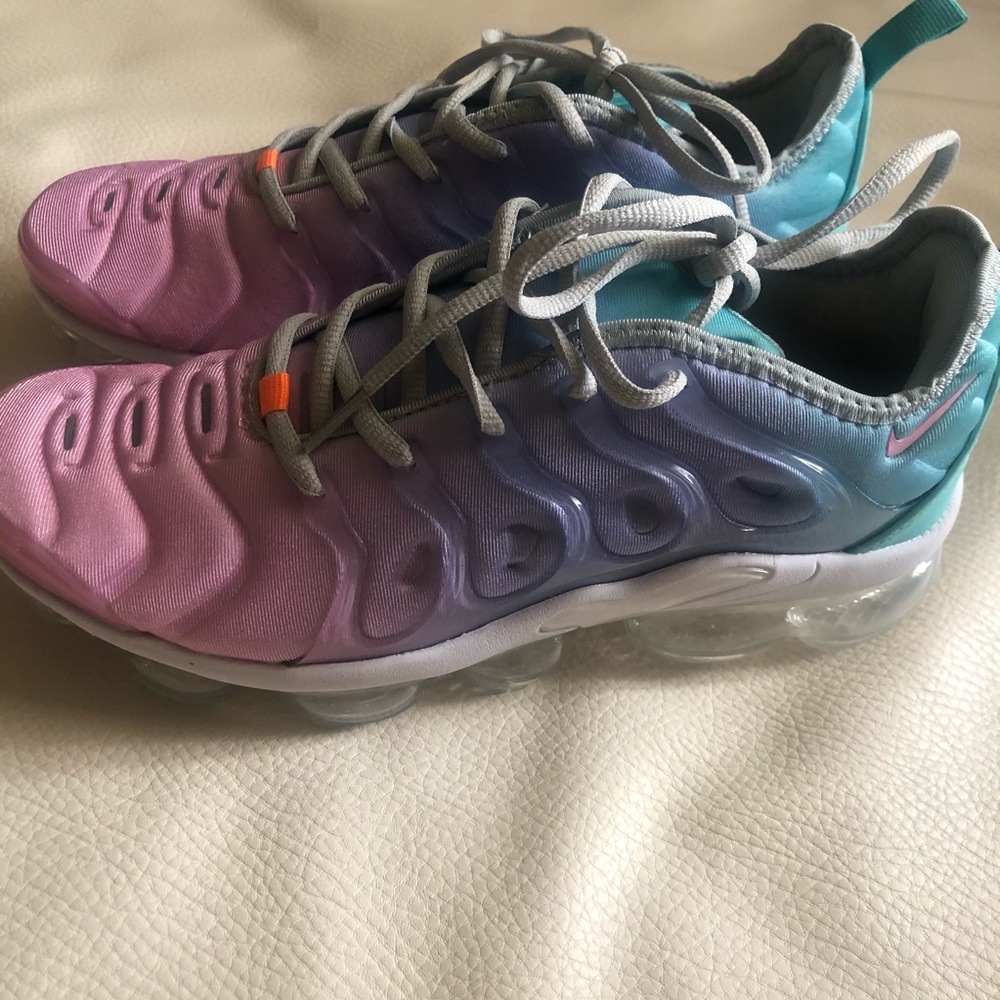 Woman’s vapormax plus BNIB - Picture 8 of 9